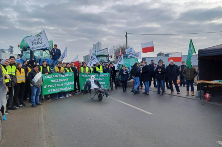 Полските фермери започнаха ефективни блокади на градовете в протест срещу вноса на украинско зърно