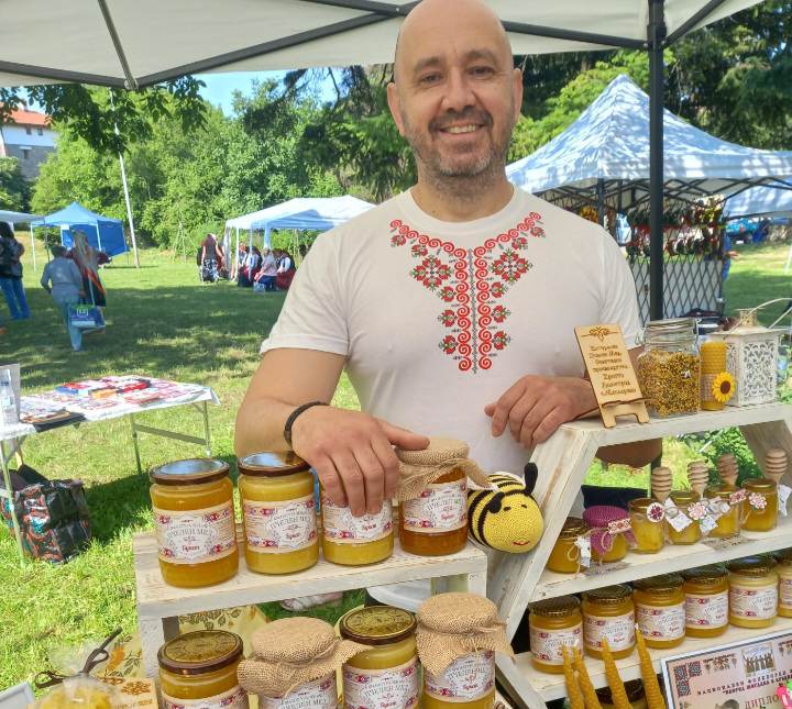 Бивш икономист стана пчелар в с. Масларево и популяризира меда в бурканчета с шевици