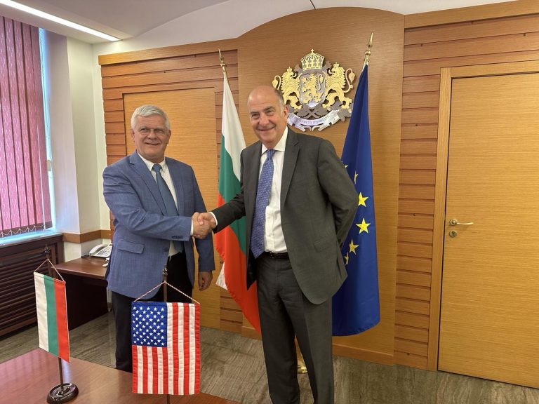 Министър Вътев се срещна с посланика на САЩ Кенет Мертен