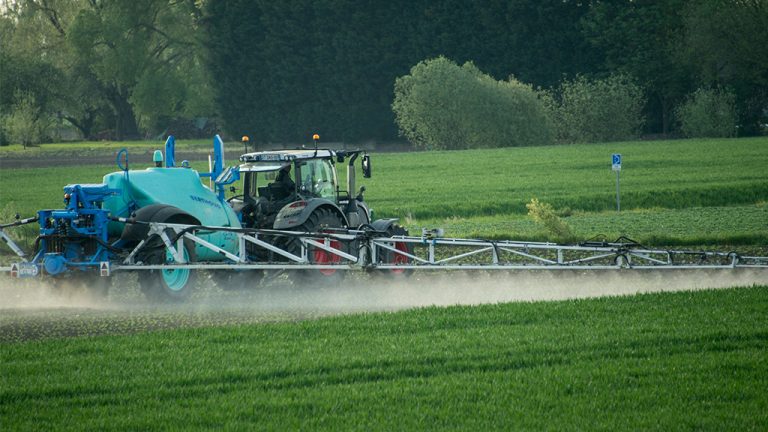 Евродепутатите искат драстично намаляване на употребата на химически пестициди