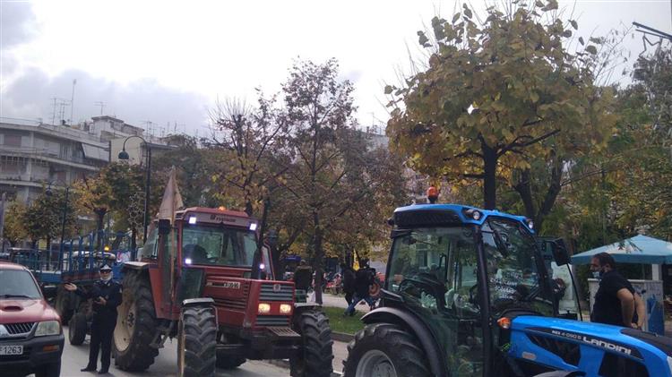 Гръцките фермери изкарват тракторите на протест