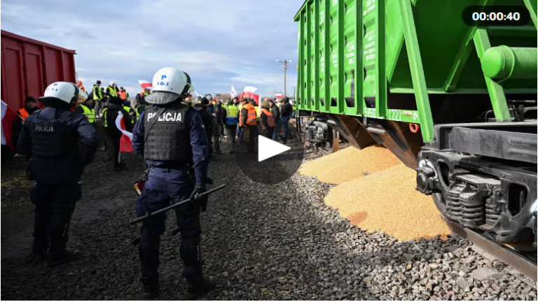 Полски фермери блокираха жп линия на границата с Украйна и разтовариха украински товарни вагони със зърно