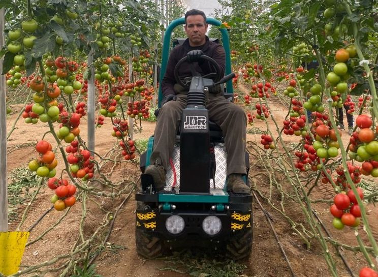 Мини трактор за оранжерии създадоха в Испания
