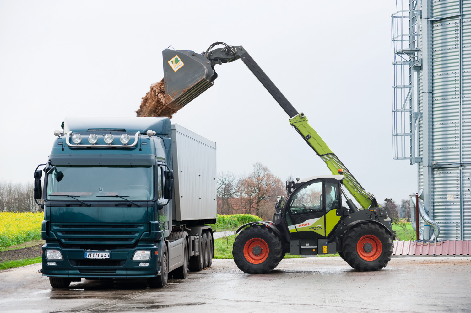 Четирицилиндровият дизелов двигател Liebherr с мощност 105 кВт/143 к.с. и макс. въртящ момент от 550 Нм, предоставя дебит 160 л./мин. на хидросистемата при тихите и икономични 1 600 об./мин.