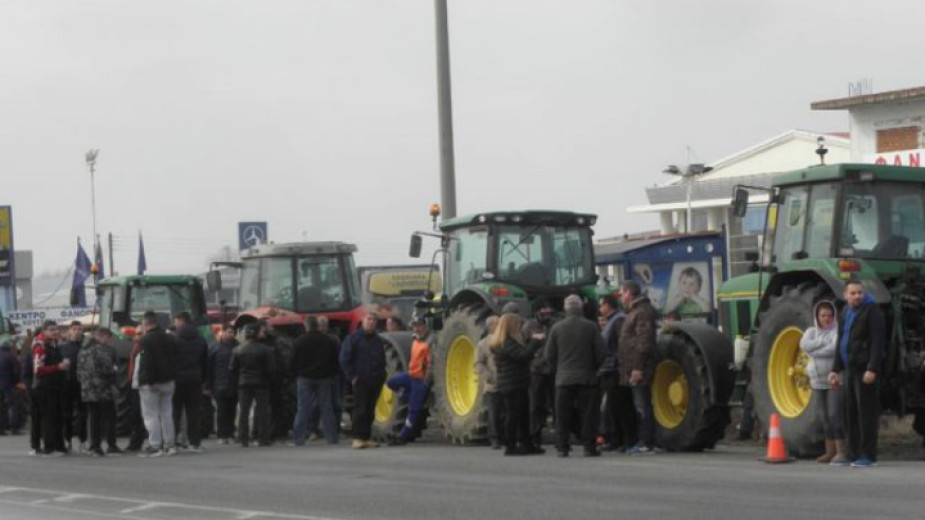 Фермери от Северна Гърция отново заплашват с блокади на пътища