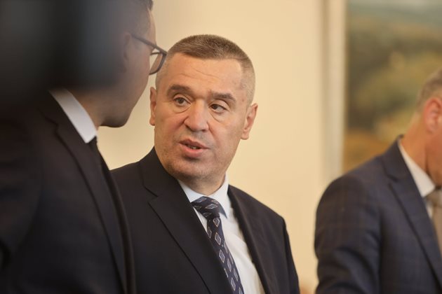 Министър Георги Тахов на пресконференция, с карта на напоителната мрежа на заден фон – символ на политическа стабилност и ангажираност към сектора