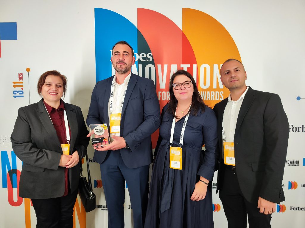 Екипът на Carbonsafe приема награда на Forbes Innovation Awards 2025 – признание за принос към устойчивото и научно обосновано земеделие в България