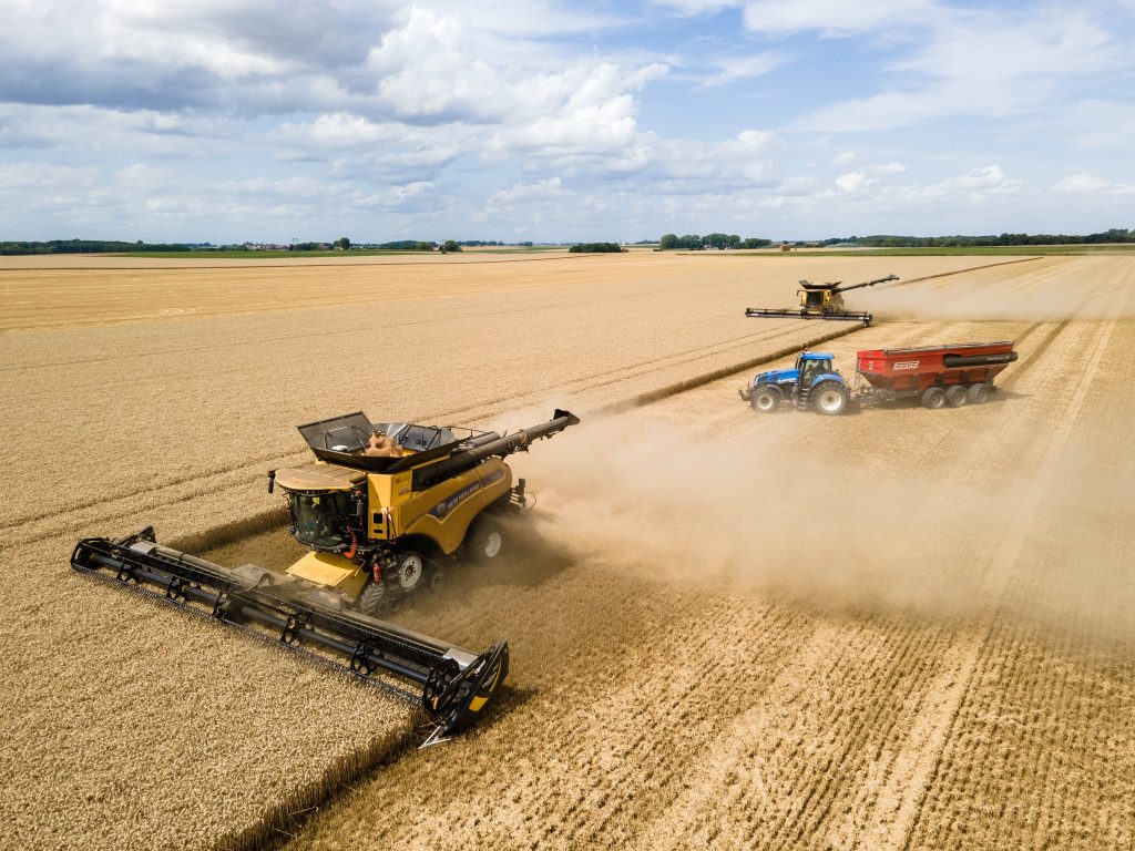 Щандът на ИНТЕРАГРИ България на БАТА АГРО 2026 с трактори New Holland, техника Manitou и демонстрационна зона за прецизно земеделие.