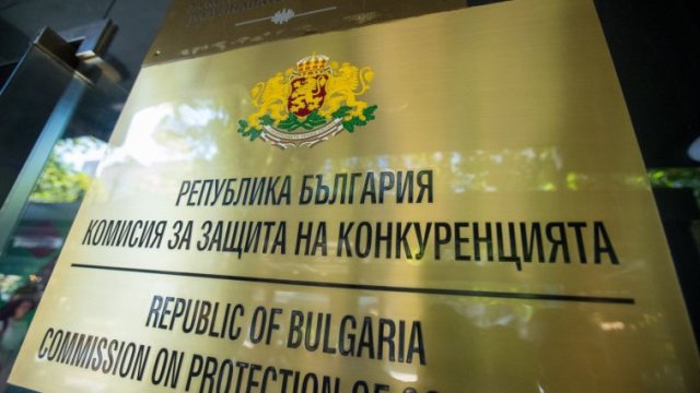 Супермаркет и млечни продукти на рафт на фона на графики за надценки и данни за спада на българското производство на мляко и ръста на вноса.