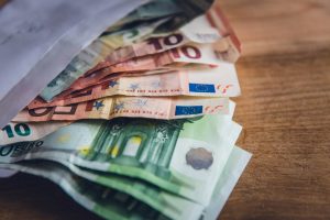 Франция и Испания вече активираха схемите по METSAF за над 580 милиона евро. Защо едни държави могат да превърнат разрешението на Брюксел в реални плащания, а други не.